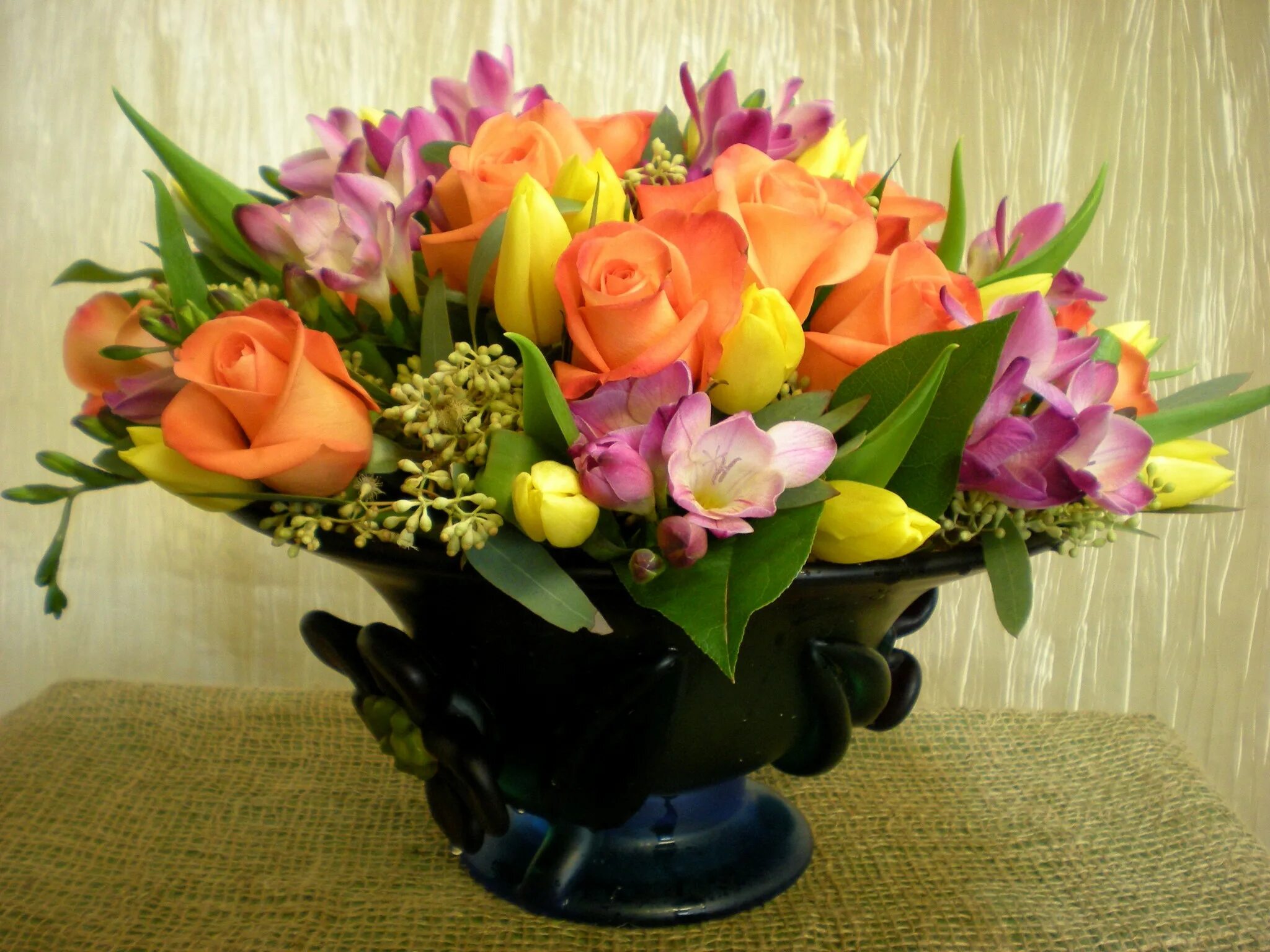 Фрезия и тюльпаны. Фрезии тюльпаны и розы в букете. Большой весенний букет