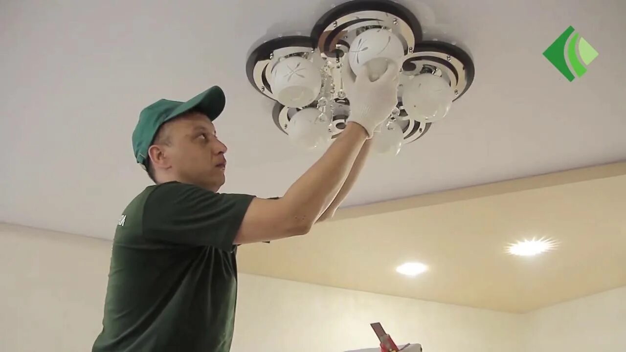 Монтаж осветительных приборов. Монтаж люстры. Вешает люстру. Установка люстры работ. Повесить люстру.