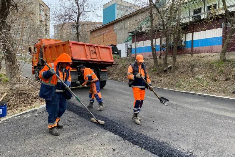 снегопад в омске. муниципальные дорожные службы. техника дорожных служб. уборка снега. свежий асфальт.