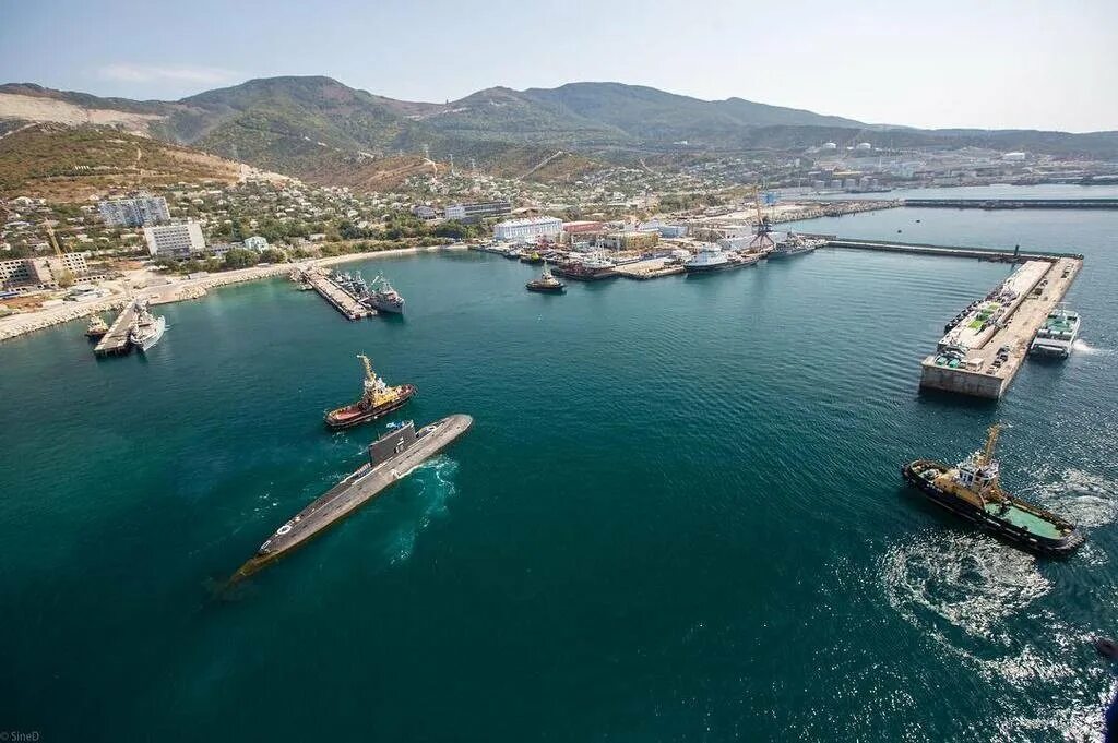 Армейский новороссийск. Новороссийск база ВМФ. Военная морская база Новороссийск. Новороссийск Военная база ВМФ. Новороссийск порт ВМФ.