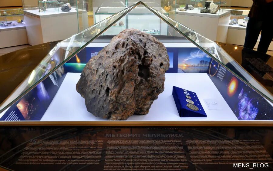 Метеоры и метеориты строение. Метеорит площадь. Самый маленький метеорит. Рассказать про челябинский метеорит. Астероиды кометы метеорные тела.