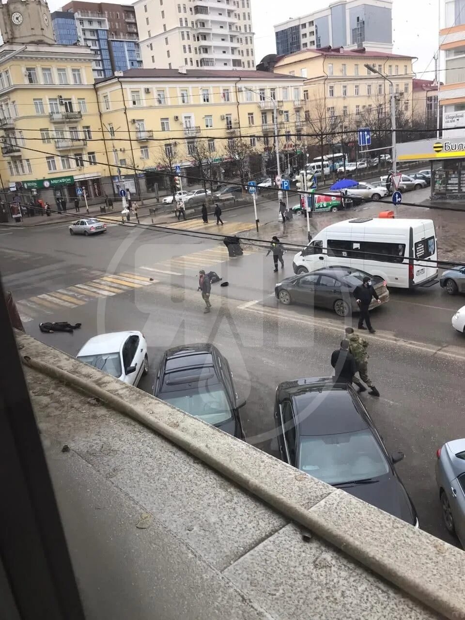 Нападение на грозный. Стрельба в центре Грозного. Нападение на сотрудника полиции в Грозном.