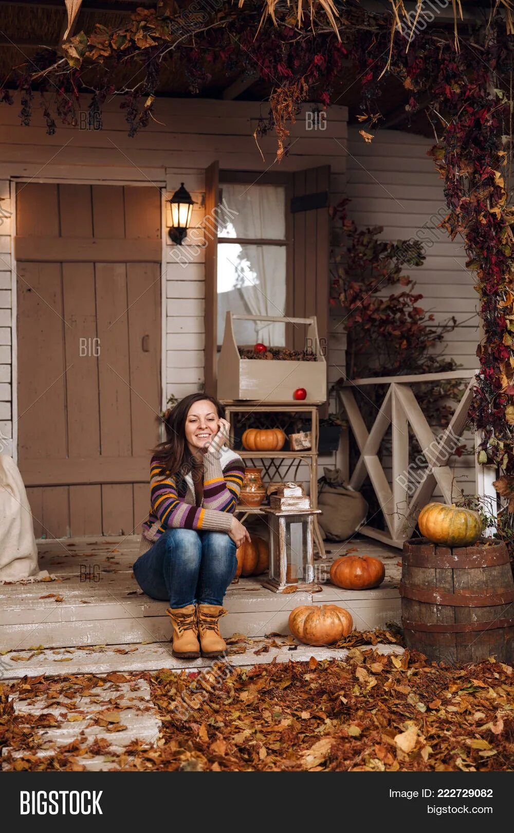 Женщина в деревенском доме. Девушка на крыльце деревенского дома. Девочка на крылечке. Девушка в деревенском доме. Девушка на крыльце дома.