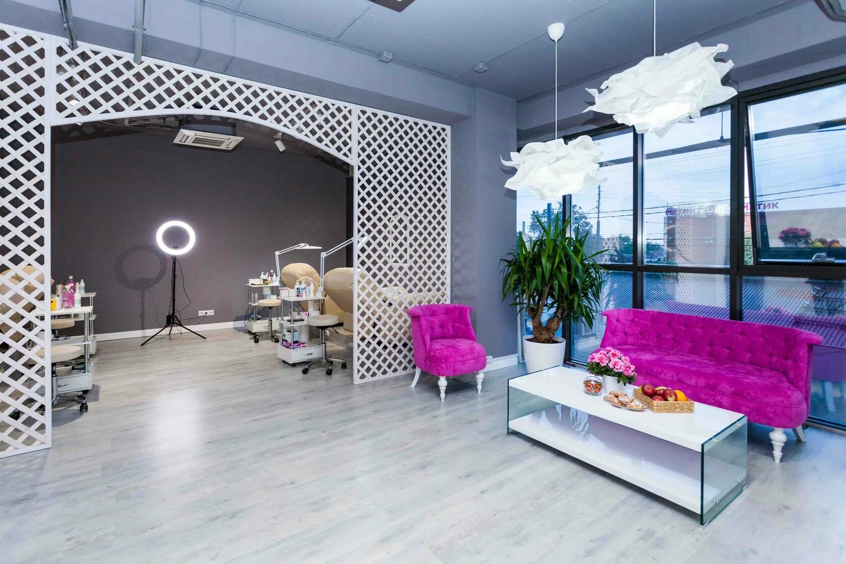 Салон наращивания ресниц интерьер. Кабинет наращивания ресниц интерьер. Студия наращивания ресниц интерьер. Салон ресниц москва. Салон бровей и ресниц.