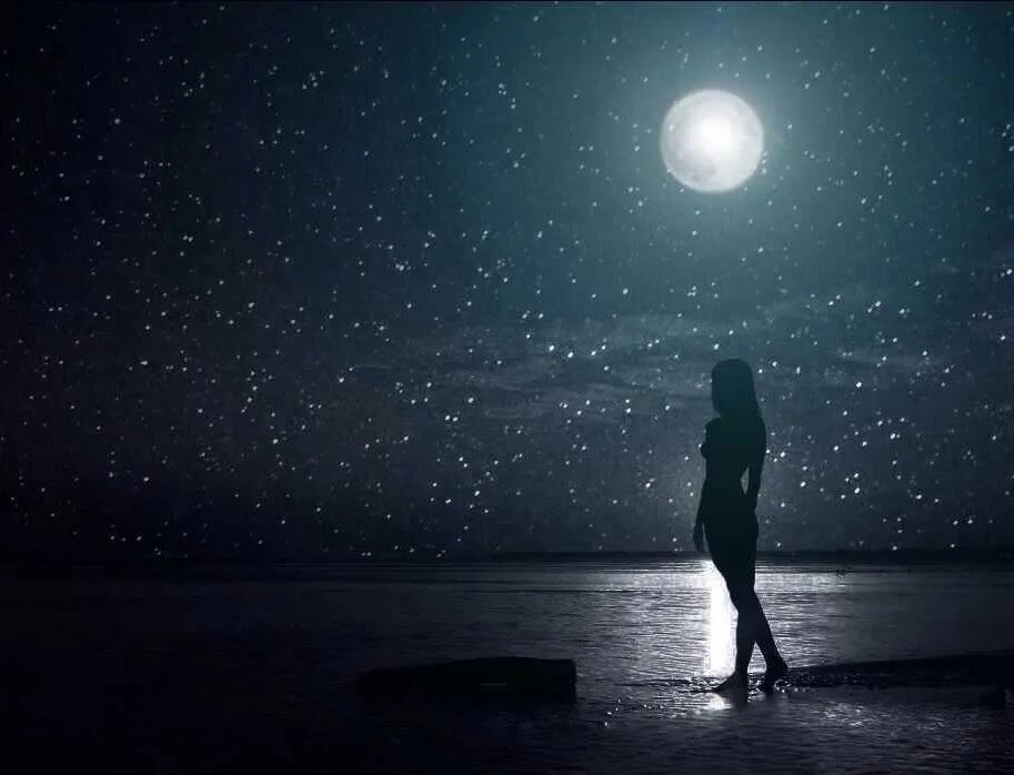 Есть одинокая луна. Луна одиночество. Одиночество под луной. Луна девушка одиночество. Одинокая Луна и девушка.