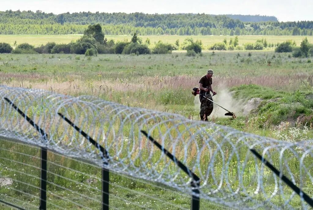 Границы между краями. Граница между Россией и Украиной. Граница России и Украины в поле. Заграждения на российско украинской границе. Проект стена.