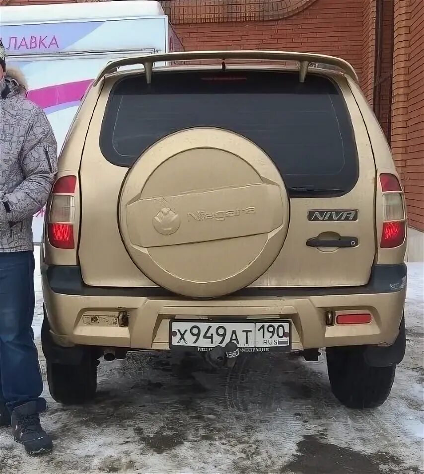 Шеви задняя дверь. Дверь задка Нива Шевроле. Chevrolet Niva задняя дверь. Нива Шевроле 2004г багажник открыт. Шевроле Нива задний багажник.