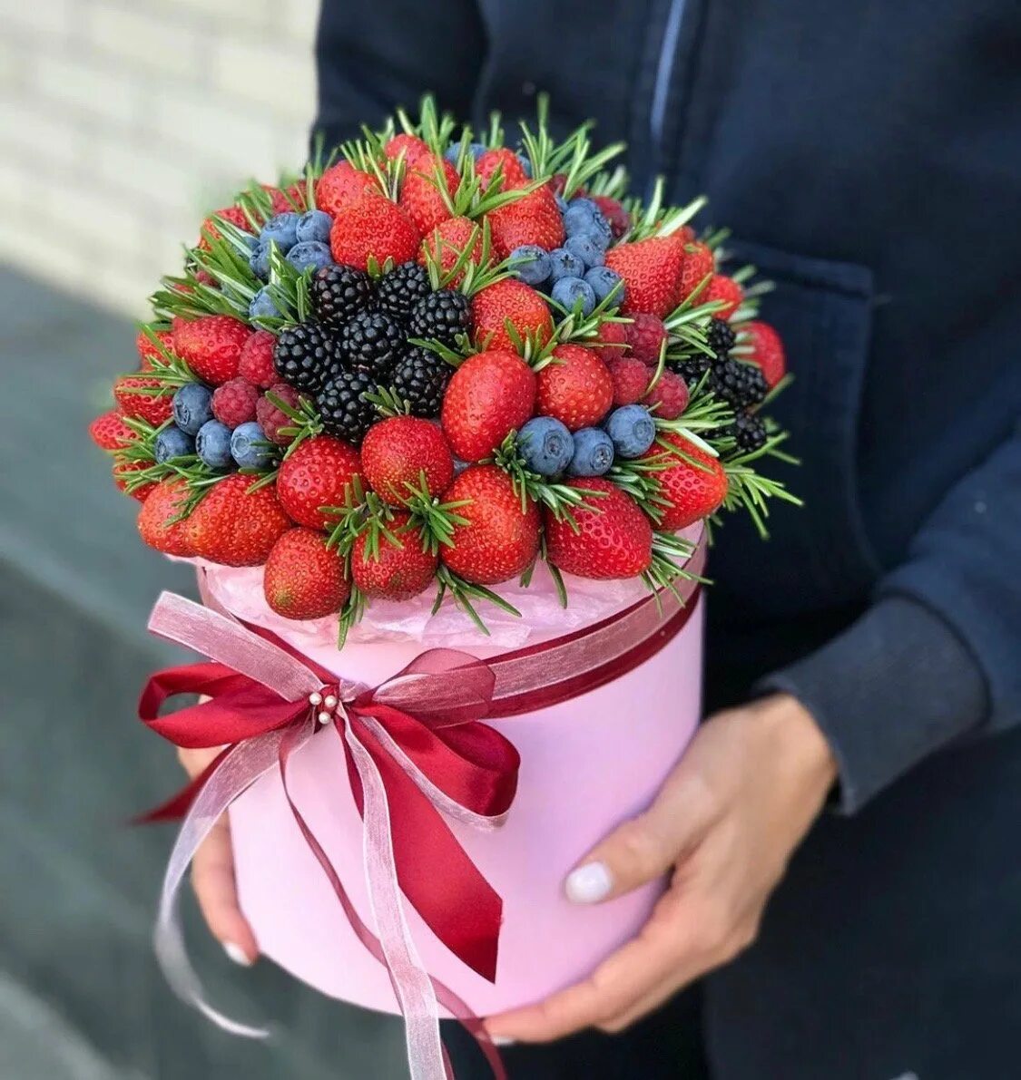 Фруктовый букет. Композиция из ягод. Композиция из ягод. Berry букеты. Ягодный букет.