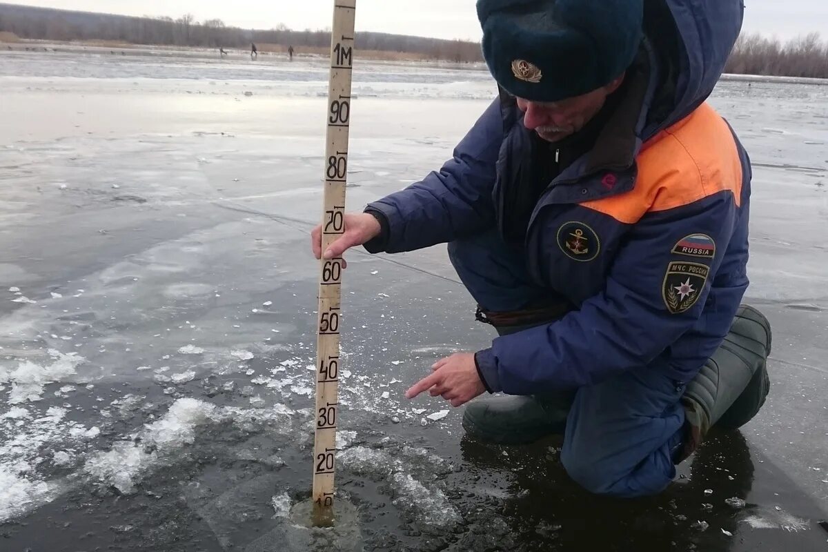 Замер уровня воды в реке. Замер толщины льда. Толщина льда. Состояние льда на водоемах. Измеритель толщины льда для рыбалки.