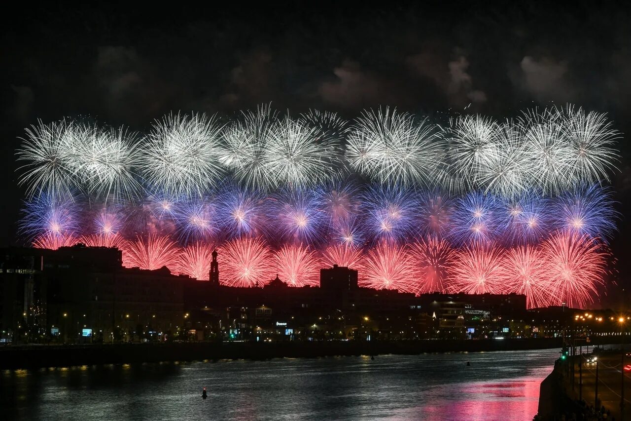 Вечер 9 мая. Салют в москве 9 мая триколор. салют победы 2025 в москве. салют триколор в москве 9 мая 2025. лужнецкая набережная салют.