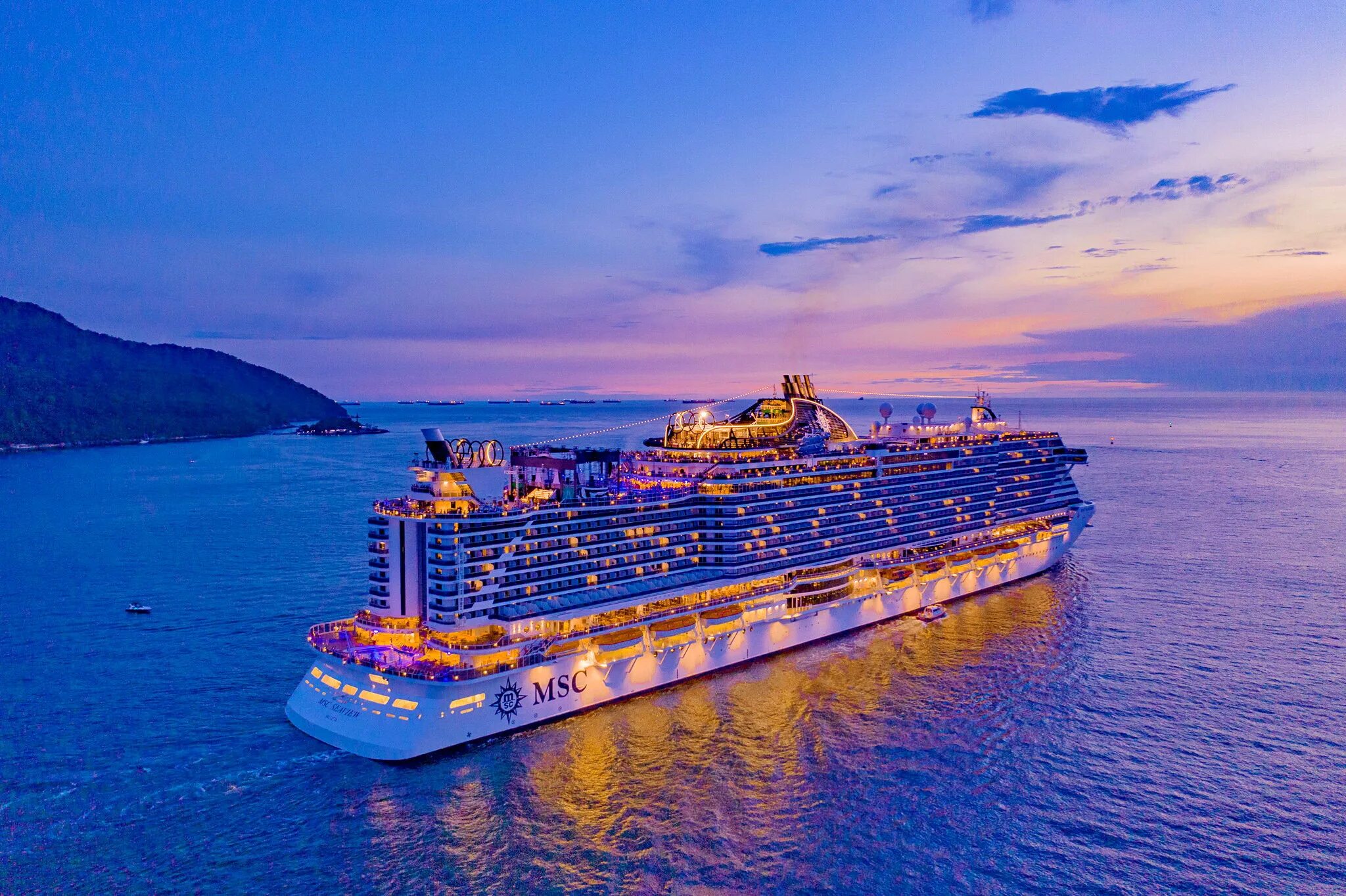Где круиз. Океанский лайнер msc. круиз msc seaview. msc лайнер круизы. круиз средиземное море msc lirik.