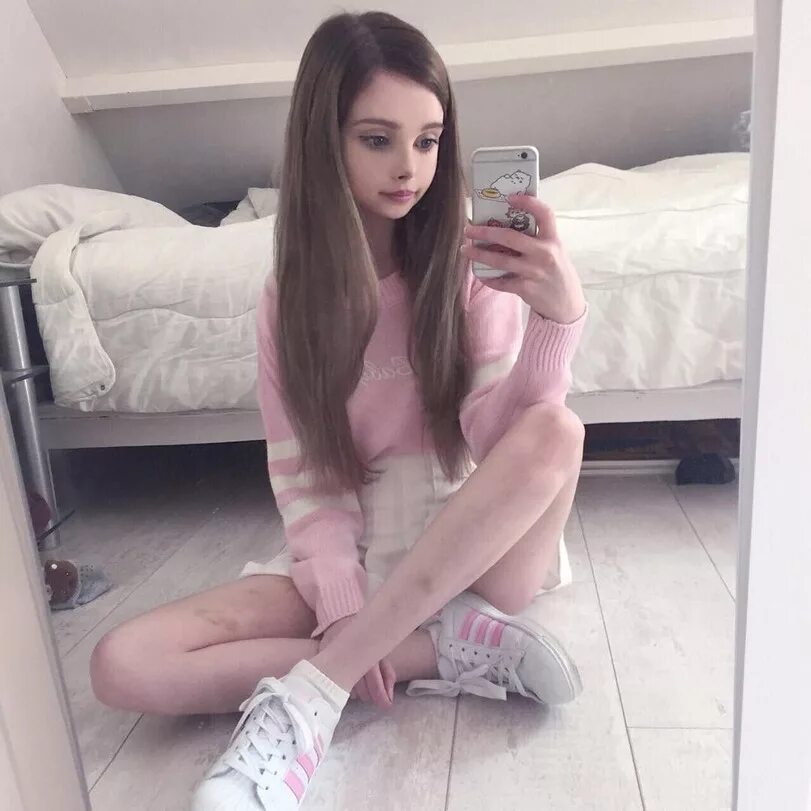 Красивые естественные девушки. Брюнетка подросток. Милая девушка. Лицо девушки. Две подружки селфи.