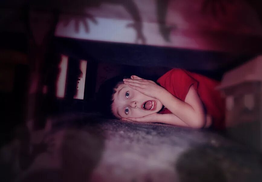 Страхи детей. Детям страшно в темноте. Ребенок с фонариком в темноте. Детям страшно в темноте. Детям страшно в темноте.