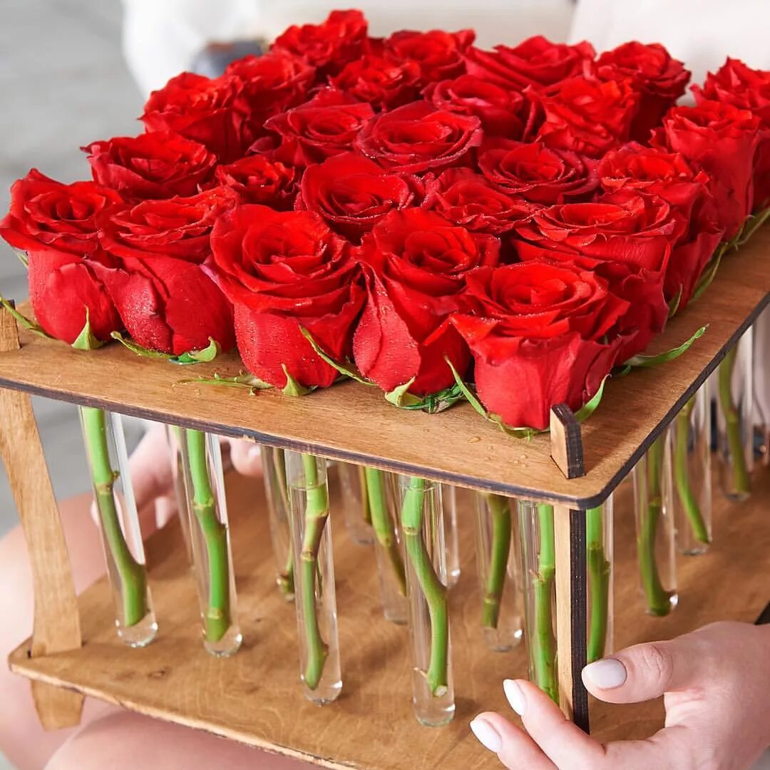 букет из денег. как оригинально подарить цветы. коробки с цветами и конфетами. оригинальный подарок из купюр. букеты в пробирках.