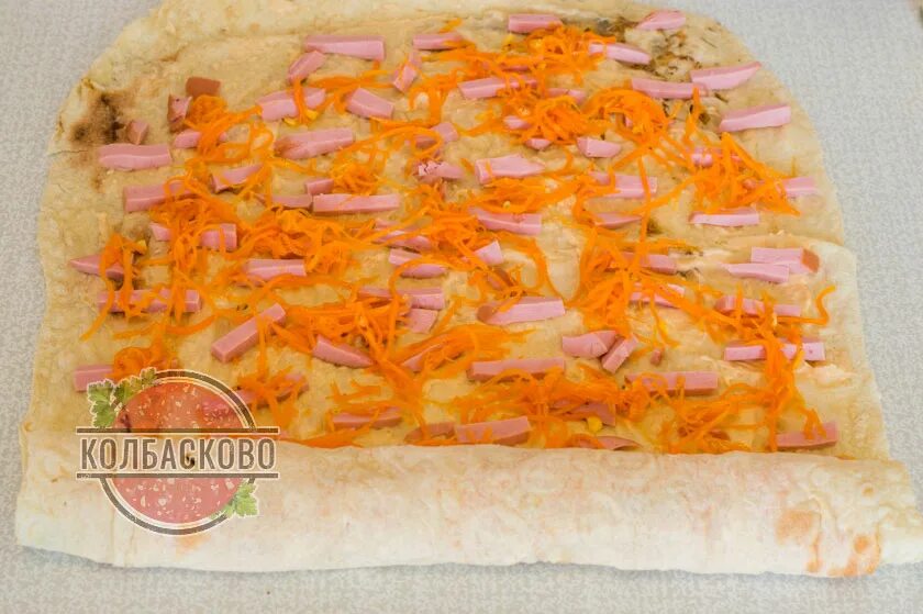 Лаваш с морковкой и колбасой. Рулет из лаваша с ветчиной и корейской морковкой. Рулетики из лаваша с корейской морковкой. Лаваш с корейской морковкой и колбасой. Рулет из лаваша с колбасой и корейской морковкой.