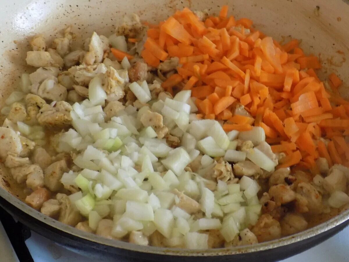 Домашний плов с курицей на сковороде. Плов с курицей на сковороде. Рис со свининой на сковороде с луком и морковью. Плов в сковородке с курицей. Курица с рисом и чесноком на сковороде.