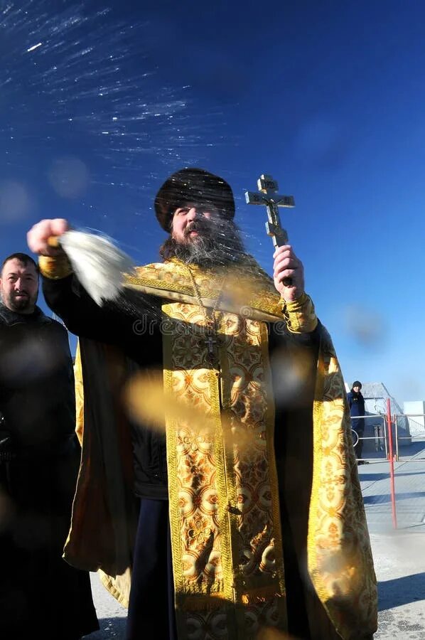 Брызгают святой водой. Окропление Святой водой. Батюшка брызгает Святой водой. Рисунок Окропление Святой водой. Побрызгать Святой водой фото.