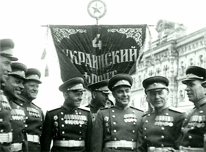Брежнев 1945. Брежнев на параде победы 1945. Брежнев 1945. Брежнев на параде 1945. Брежнев 1945.