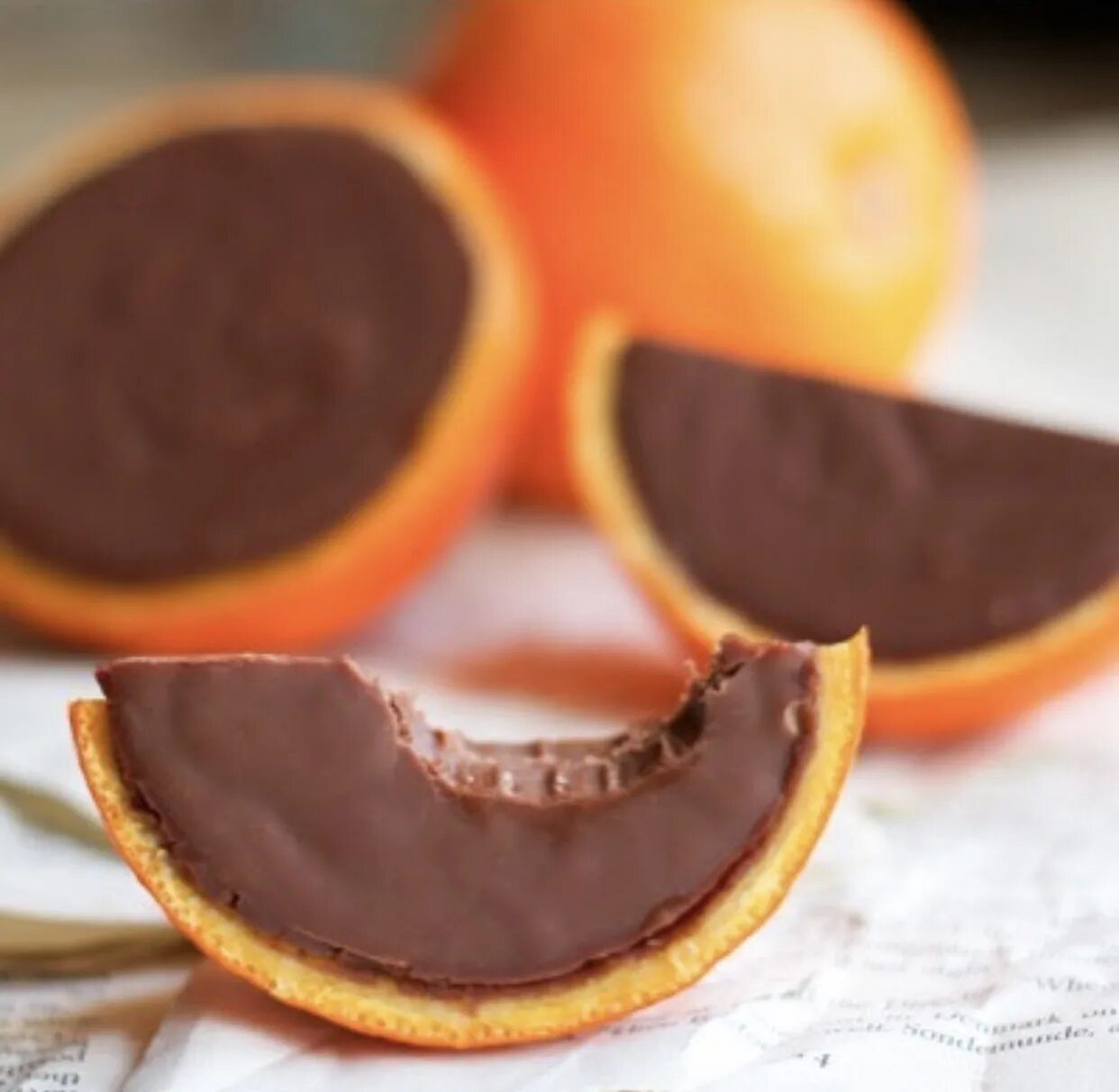 Шоколад апельсин в шоколаде. Палетка revolution оранжевый. Шоколад оранж. Оранжевый шоколад. Украсить торт мандаринами и шоколадом.