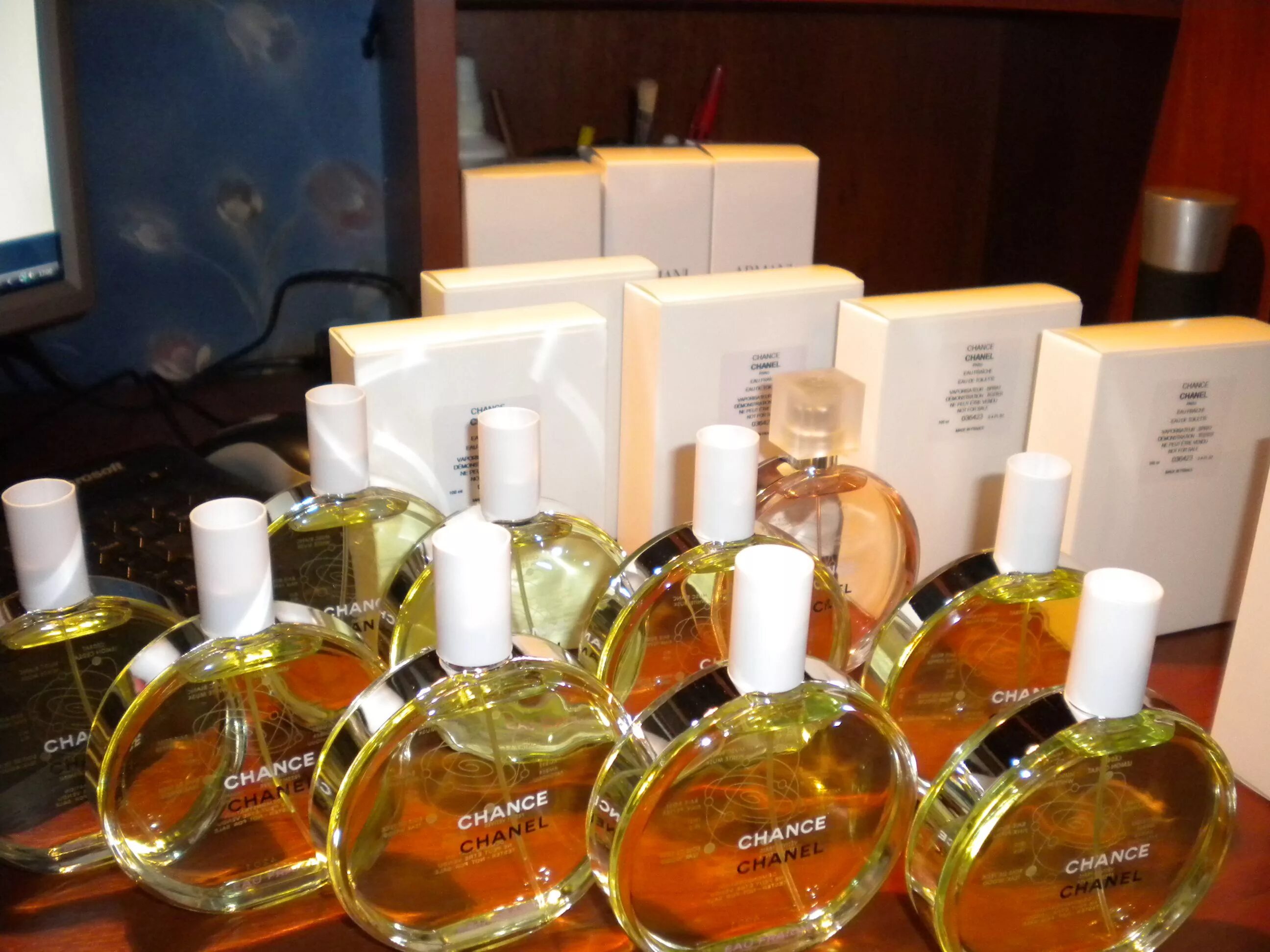 Ocaneliq. продать парфюм. девушка выбирает косметику. склад парфюмерии. склад парфюма элитного.