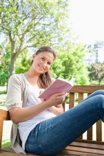 Сидящая женщина с книгой