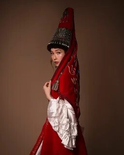 Жалаңаш костюм киген қыздар