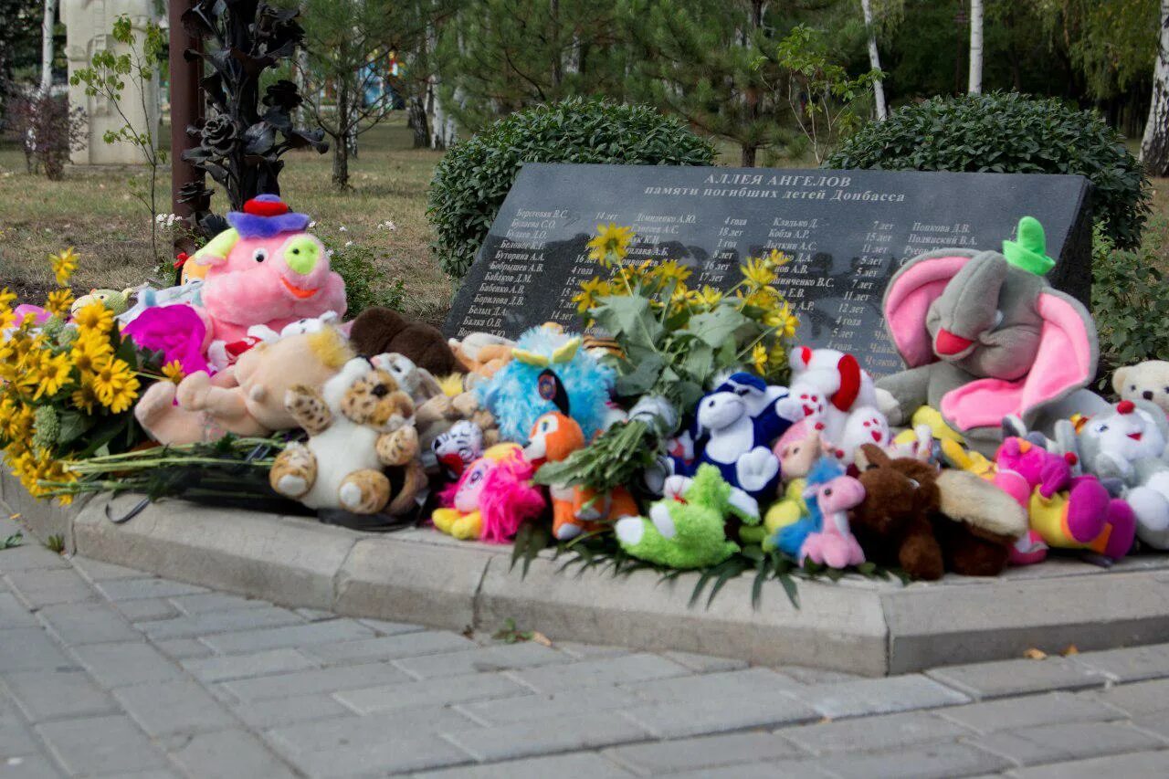 аллея детей в донецке. аллея ангелов в донецке. аллея ангелов донбасс 2022. днр аллея ангелов донецк. памятник аллея ангелов в донецке.