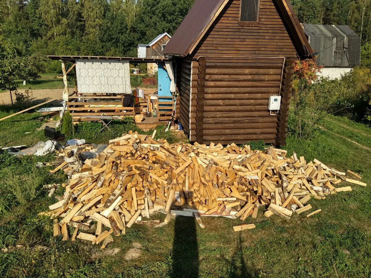 Куб дров кругляка это. 1. 1 куб дров. Куб дров в сложенные в поленницу. Дрова в поленнице кубы.