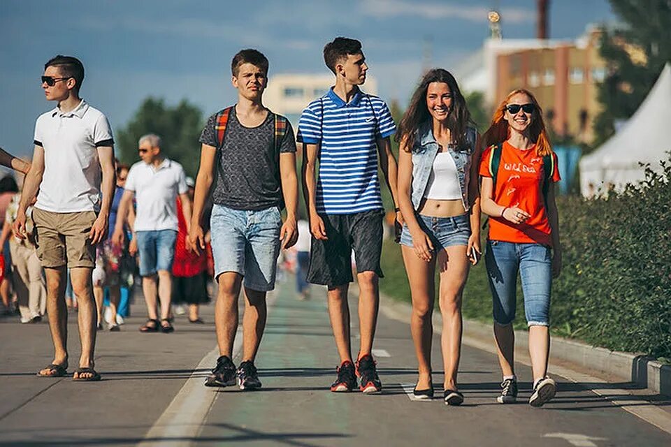 Современная молодежь. Подростки летом в городе. Люди летом в городе. Люди в городе.