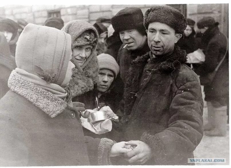 Блокада ленинграда жители блокадного ленинграда. Жители блокадного Ленинграда фото. Голодные люди блокадного Ленинграда. Голодные старики Ленинградской блокады.