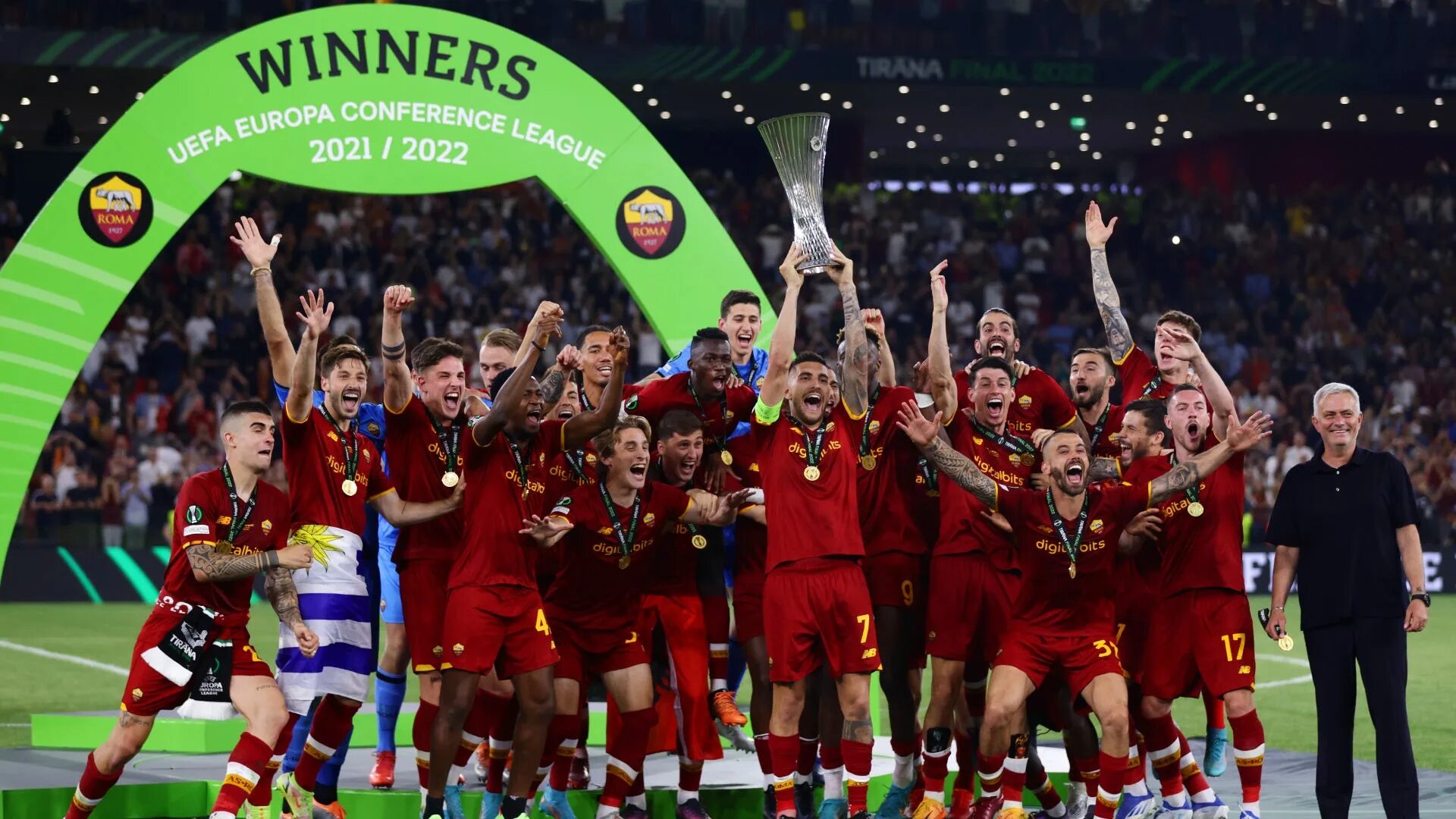 Стадион аек афины. Футбол финал лиги конференций 2024. Лига конференций уефа финал. Болельщики вест хэм юнайтед. Райс вест хэм.