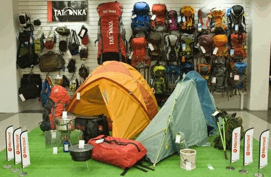 поход в магазин. турин снаряжение. большой магазин туристического снаряжения. выкладка магазин туризм. туристический магазин турин.