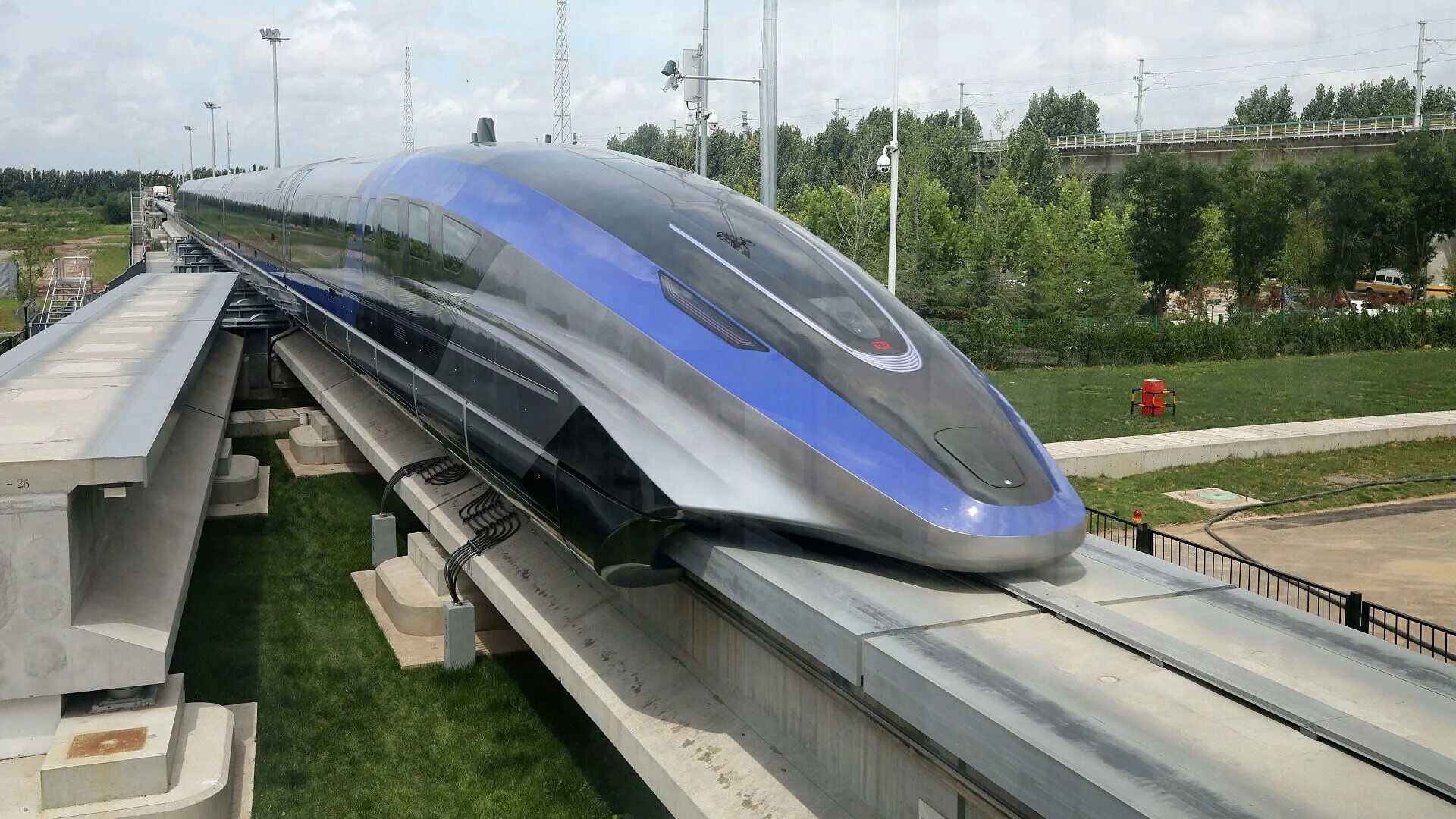 Есть ли скоростные поезда. Скоростной поезд Маглев. Maglev Train скорость. Маглев поезд Китай. Маглев Китай 600.