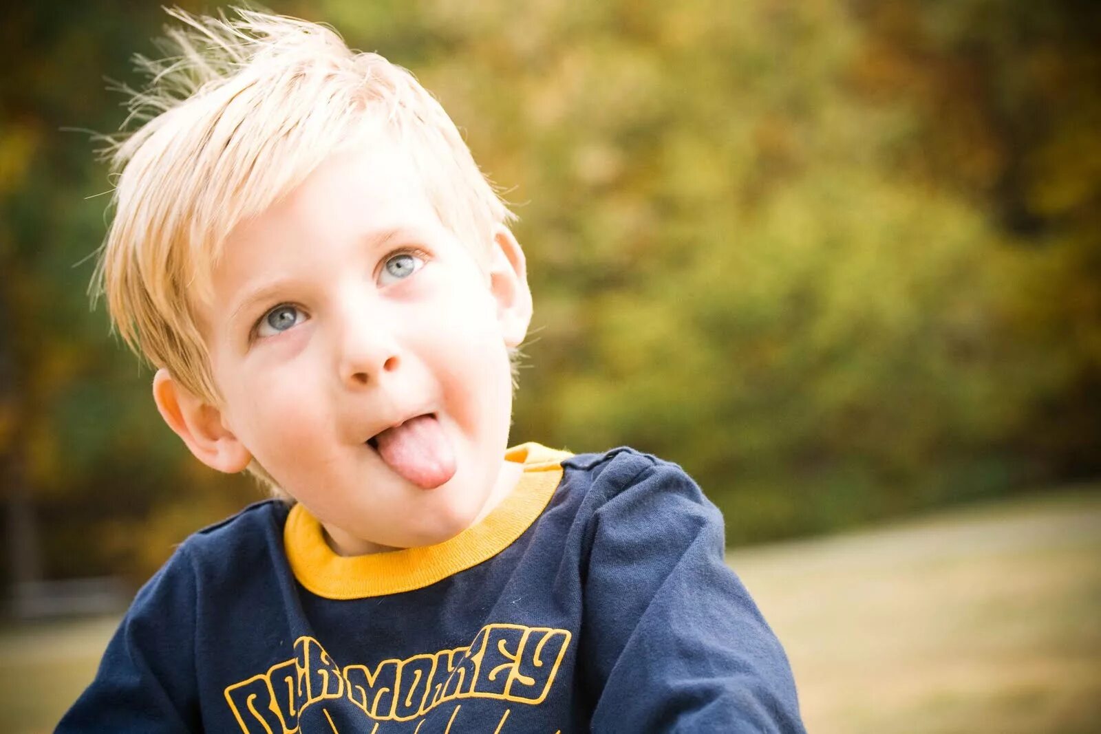 Ребенок. Где ребенок. Маленькая девочка в восторге. Радостные дети. Учить ребенка где носик.