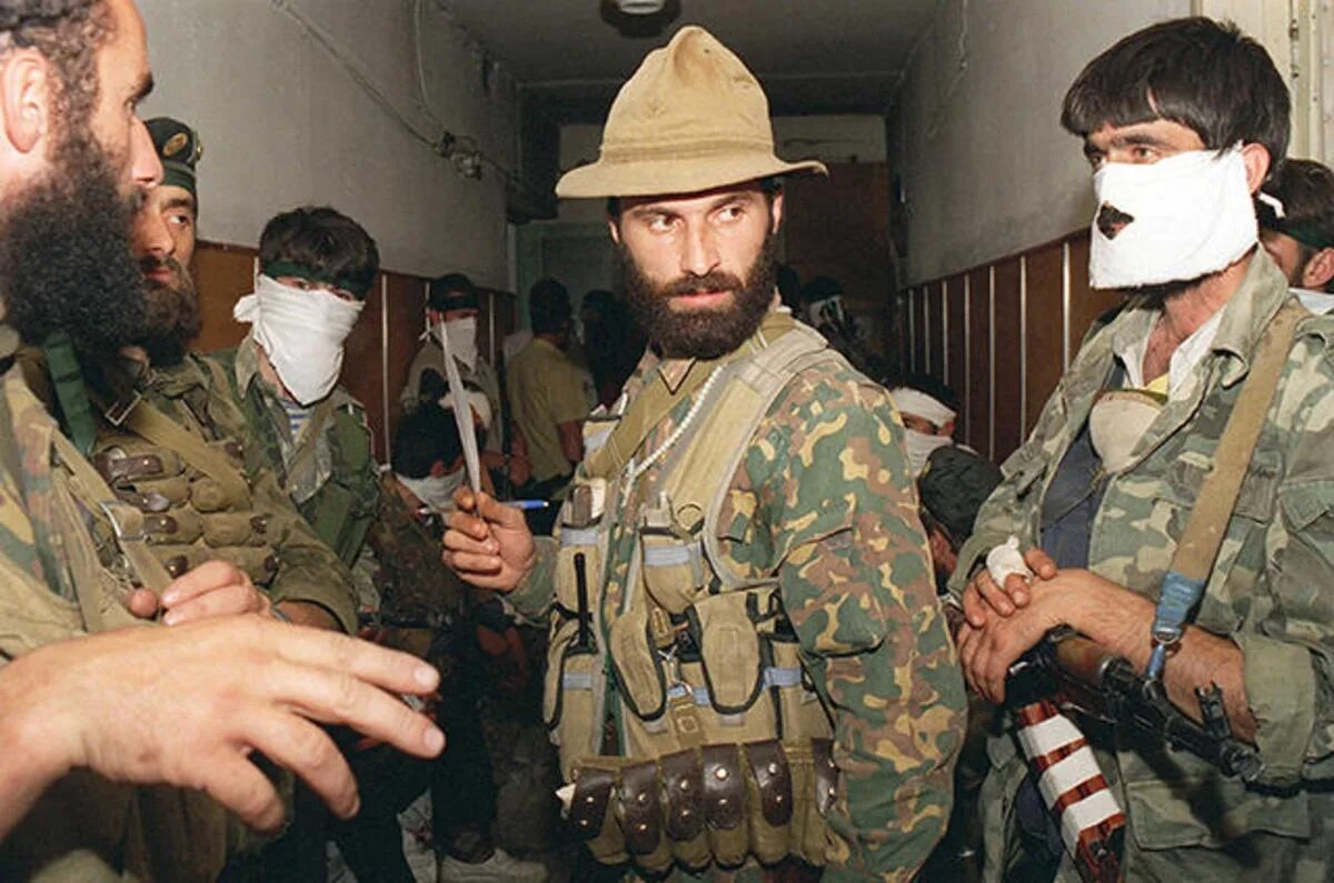 Один из террористов парикмахер. Теракт в Буденновске 1995 Басаев.