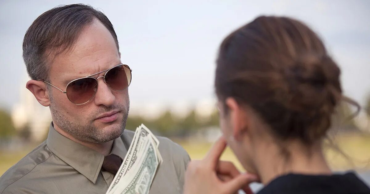 Просить деньги у мужа. Любовь за деньги. Супруги и деньги. Парень дает деньги бывшей. Мужчина альфонс.