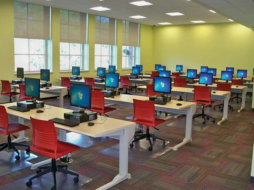 Компьютерная техника в школах. Компьютерные классы. Компьютерные классы в школах. Современный компьютерный класс. Компьютерный клас вшколе.