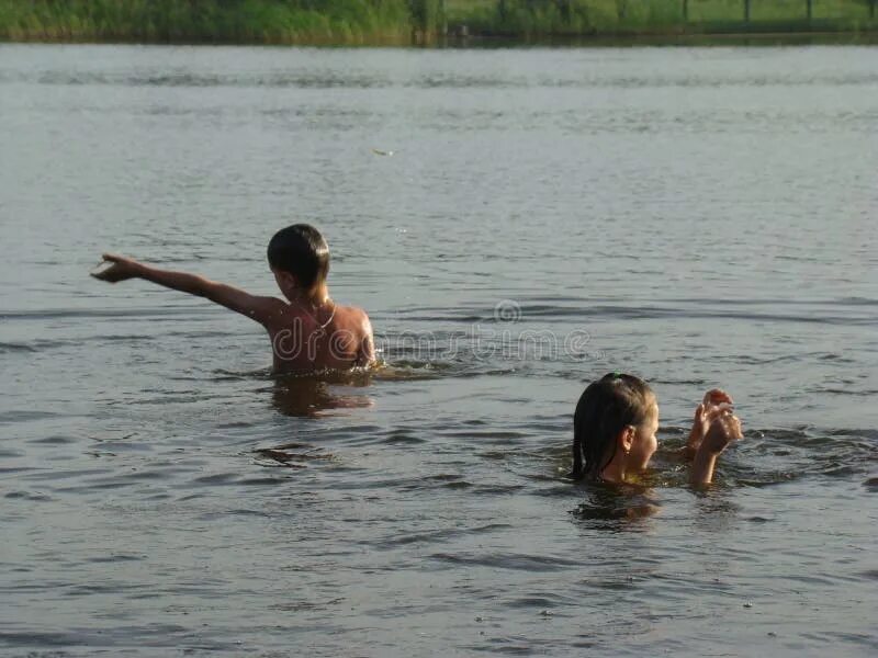 Купаться в реке видео. Дети купаются в реке. Купание на речке. Малыш купается в реке. Купаемся на речке.