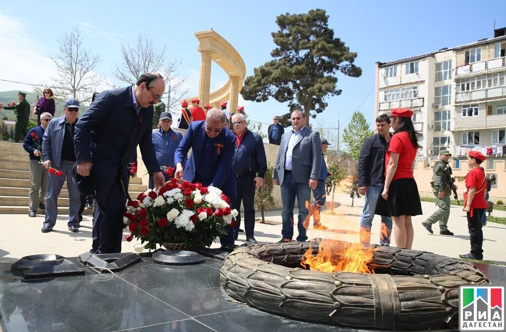 Рамадан тольятти мечеть. Памятник скорбящей матери в дербенте. Мемориальный комплекс еманжелинск. Мемориал ичкерии. Мемориал рамазана.