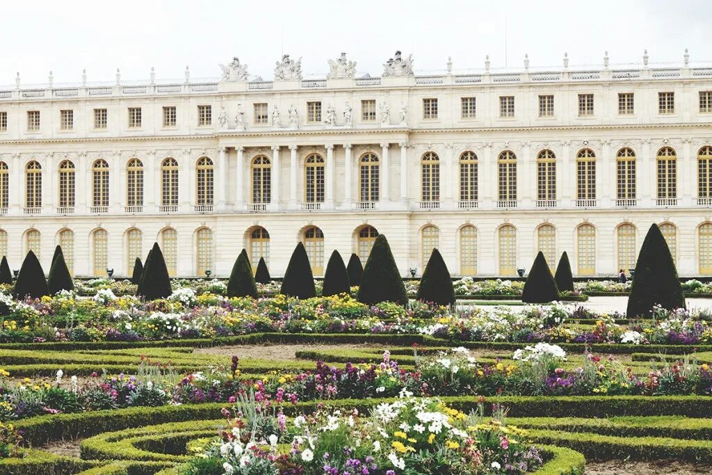 Версаль келісім. Версальский дворец Версаль классицизм. Версальский дворец Франция Эстетика. Классицизм архитектура Версальский дворец. Версальский дворец в Париже короля.