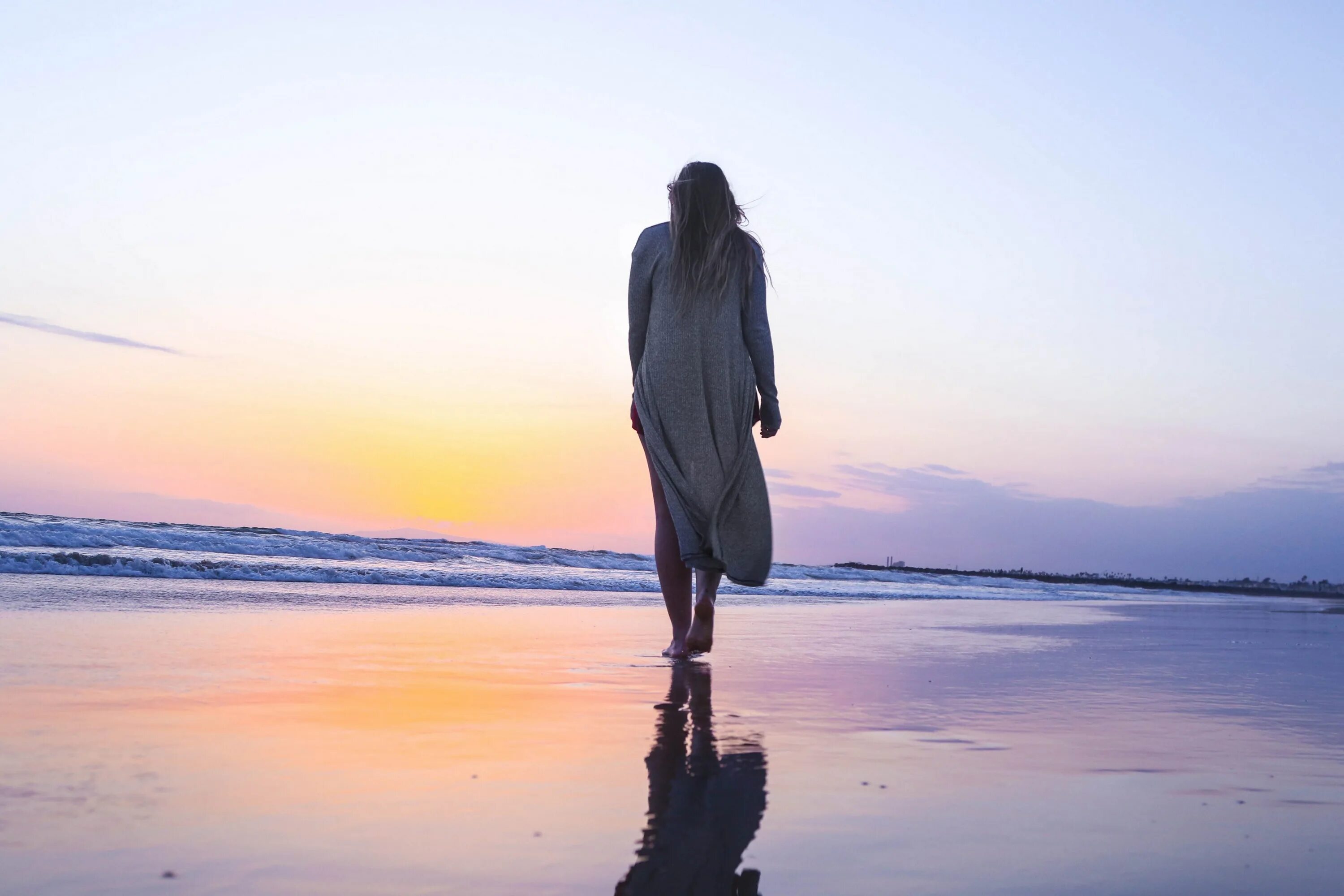 Человек на берегу океана. Море. Одинокая женщина. Это одиночество. Girl walking on