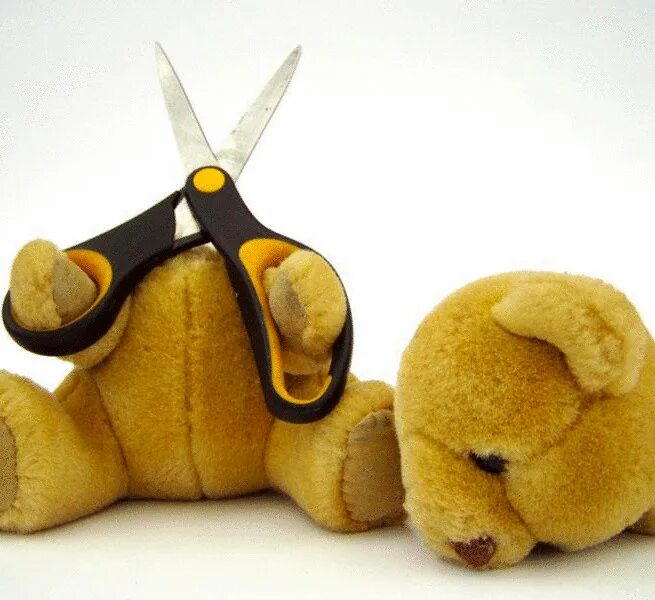 Игрушка которую разбивают. Сломанная игрушка. игрушка с оторванной головой. сломанные плюшевые игрушки. порванная плюшевая игрушка.