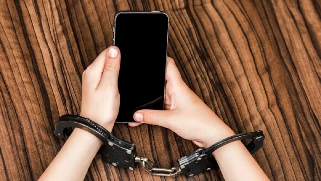 Кража телефона. Телефон наручники. Телефон в руках и наручниках. Телефон наручники. Телефон наручники фото.