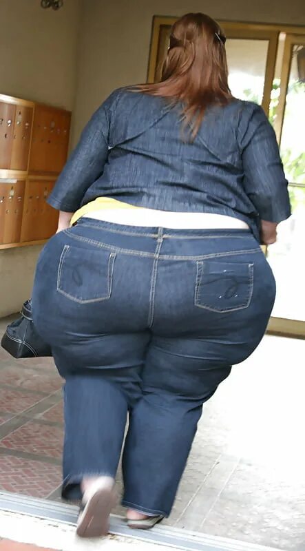 Под толстой жопой. Толстый зад в брюках. Толстая задница в джинсах.