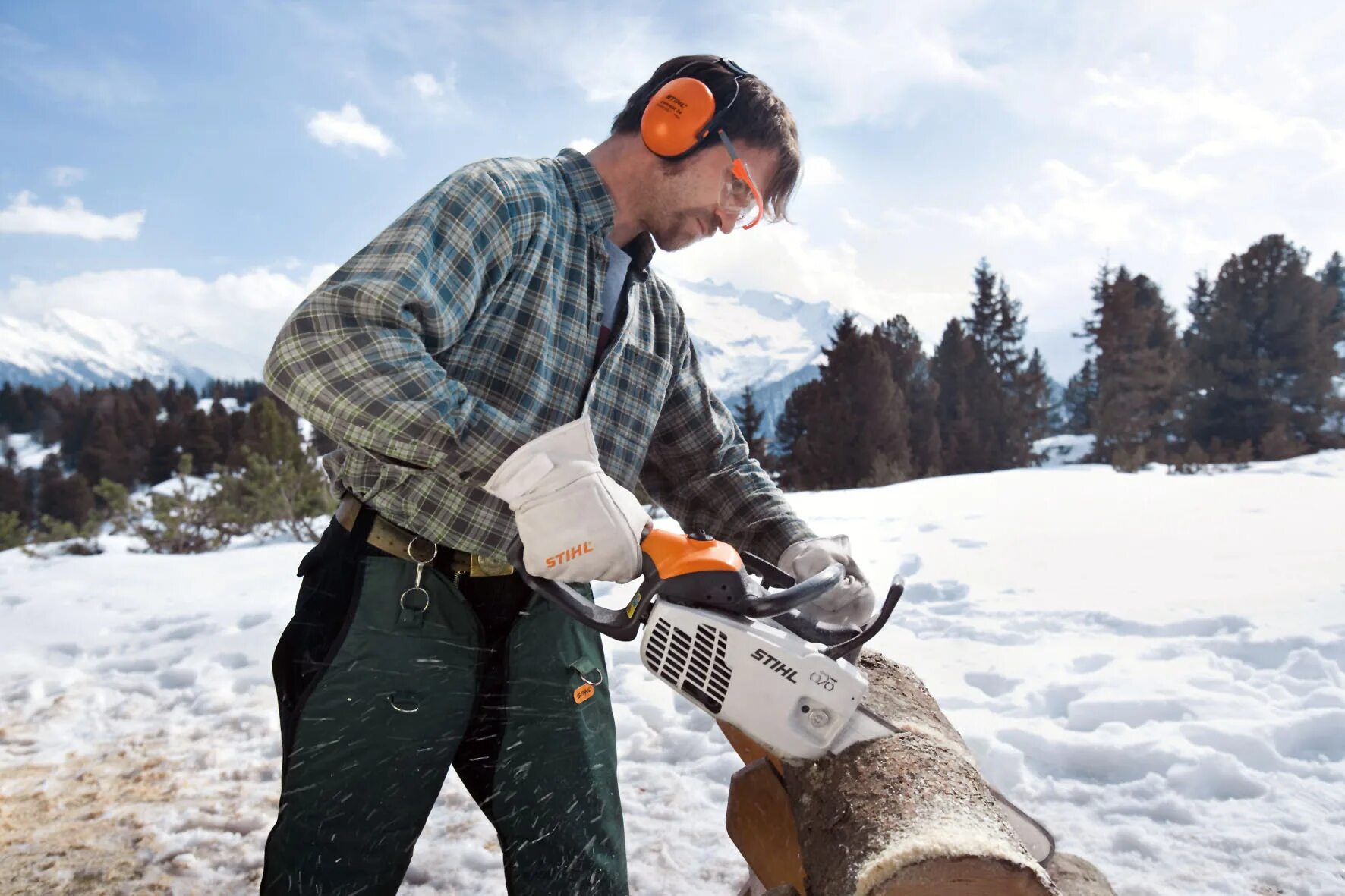 Мужик с бензопилой Stihl. Бензопила зима. Бензопила штиль зимой