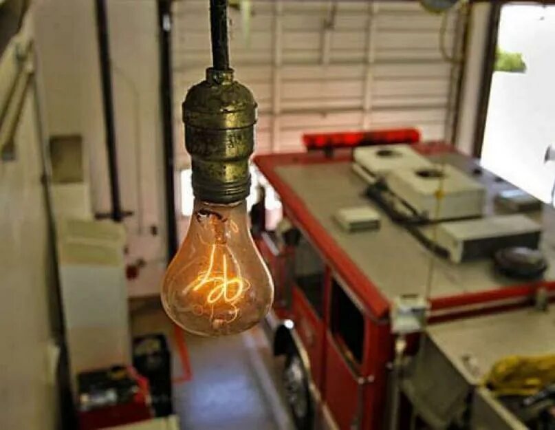 Видео про галогеновые лампы. Вкручивает лампочку. Колба в лампе 55 вт. Почему в лампе только трейлеры. Почему в лампе только трейлеры.