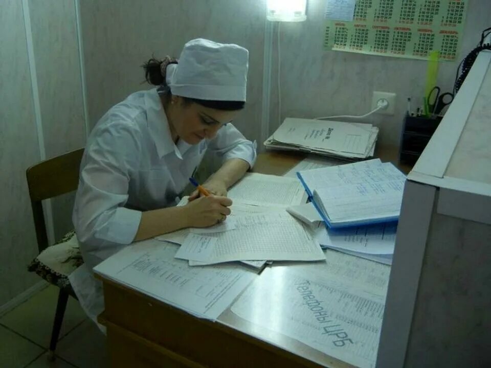 Медсестра заполняет. Медсестра заполняет документацию. Пост медсестры. Медсестра заполняет медицинскую документацию.