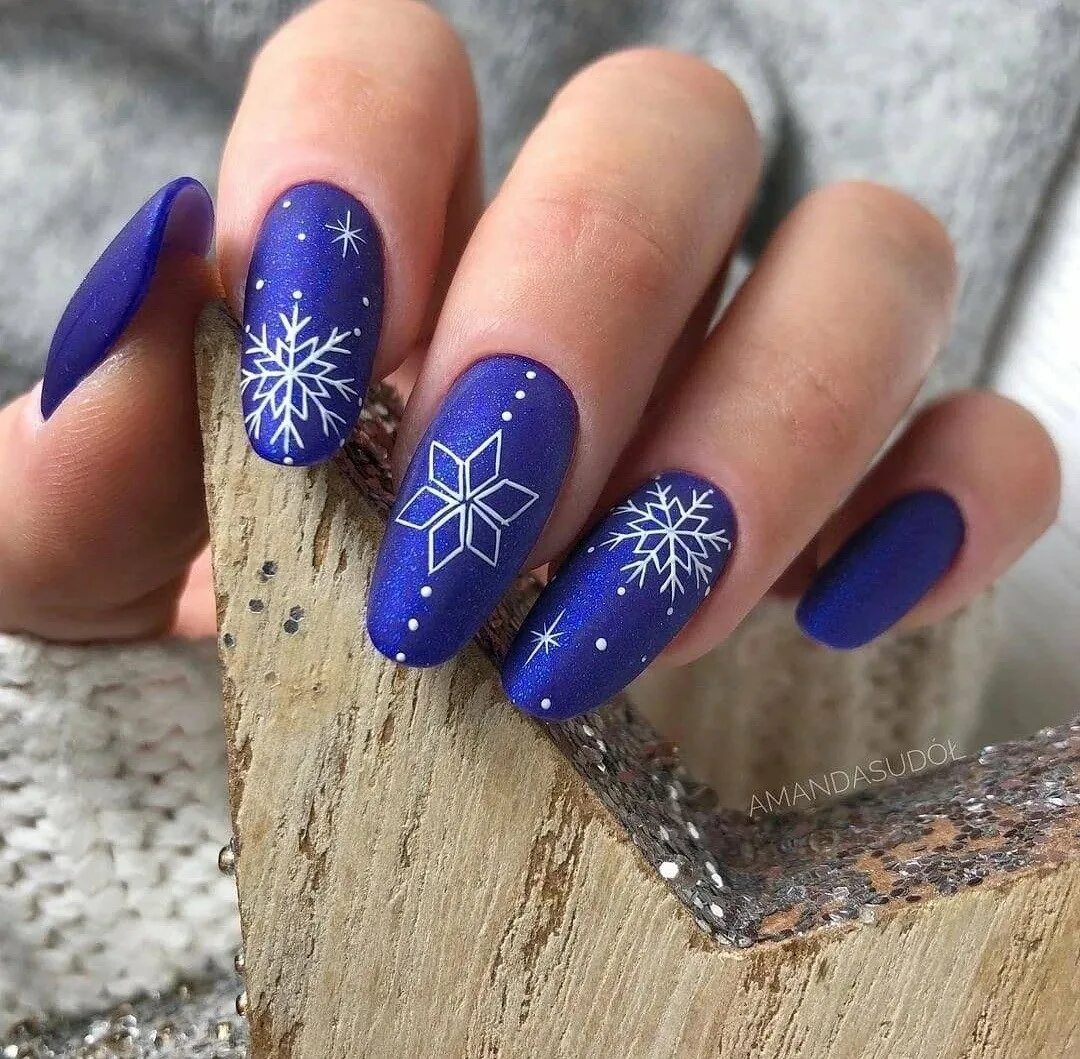 красный маникюр со снежинками. ногти на новый год миндаль френч. синие ногти со снежинками. новогодний маникюр красный. маникюр синий с блестками и стразами.