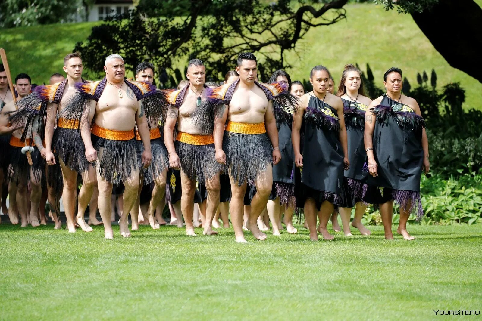 Кличка новозеландца 4. Новая Зеландия новозеландцы. Вайтанги новая Зеландия. Национальная одежда новой Зеландии. Новая Зеландия люди внешность.