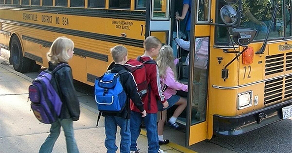 Дети садятся в автобус. Ребенок перед автобусом. Автобус желтый. Автобус дети Москва.